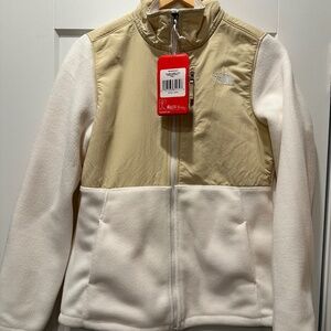 New with tags. Women’s North Face Full-Zip Fleece, Size Small.